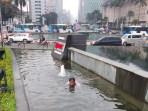 Viral Perempuan Berendam di Kolam Patung Kuda Jakpus, Warga Sempat Heboh