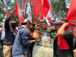Seorang-petani-asal-Riau-dicor-tubuhnya-hingga-setinggi-perut-saat-aksi-Hari-Tani-Nasional.jpg