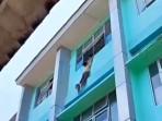 Detik-Detik Bocah SD di Tangsel Nyaris Jatuh dari Lantai 3, Berhasil Diselamatkan Temannya