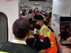 Seorang-wanita-pengguna-jasa-commuter-line-melahirkan-di-dalam-KRL.jpg