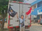 Sopir-mobil-boks-kibarkan-bendera-One-Piece-dan-Merah-Putih.jpg
