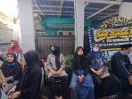 Suasana-di-rumah-duka-korban-tewas-tertimpa-tembok-roboh.jpg