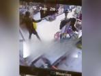 Tangkapan-layar-CCTV-ODGJmengacungkan-sajam-ke-pengunjung-minimarket-di-Jayanti.jpg