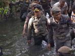 Wali-Kota-Depok-terjun-ke-kali-bersihkan-sampah.jpg