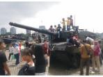 Semangat Ananda Bawa Sang Anak Usia 5 Tahun Naik Tank Harimau di TNI Fair Monas