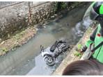 Pengendara Sepeda Motor Tercebur ke Kali Bekasi, Warga Gotong Royong Evakuasi