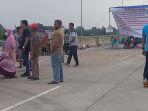 demo-warga-jatikarya-jalan-tol-jatikarya-2.jpg