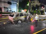 mobil-tabrak-pembatas-jalan-hangus-terbakar.jpg