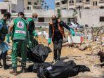 petugas-paramedis-angkat-jenazah-dari-kuburan-massal-di-Gaza.jpg