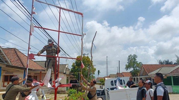 Masa Tenang Pemilu 2024, Tim Gabungan Copot Baliho Caleg di Bangka Tengah