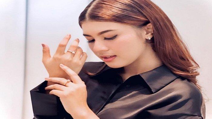 Pose Cantik Nabila Maharani Memakai Cincin, Teman Duet Tri Suaka yang Digilai karena Suara Merdunya