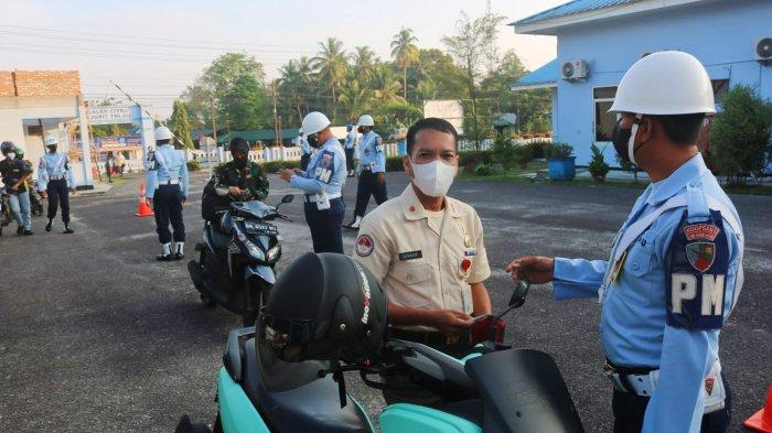 Tingkatkan Disiplin, Satpomau Lanud H AS Hananjoeddin Periksa Kelengkapan Dokumen Kendaraan Personel