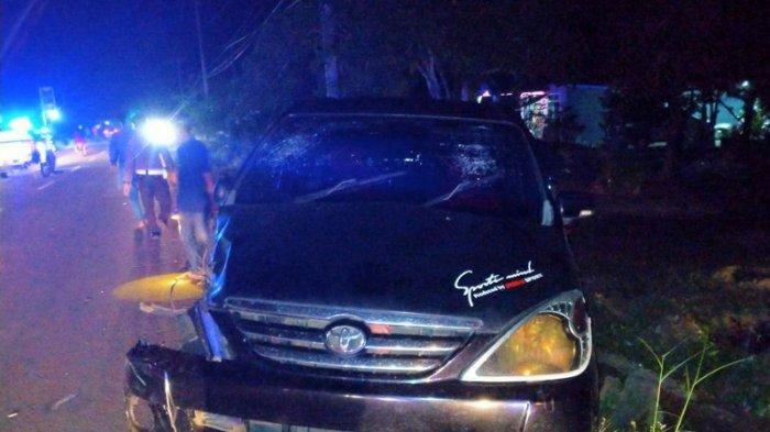 Dua Mobil Adu Kambing di Selinsing Gantung, Pikap Terhempas lalu Terbalik, Minibus Masuk Parit
