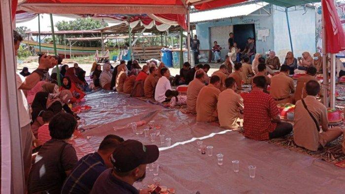 Molen Bakar Ikan dan Makan Siang Bareng Puluhan Warga di Pinggir Sungai Rangkui, Pererat Silaturahmi