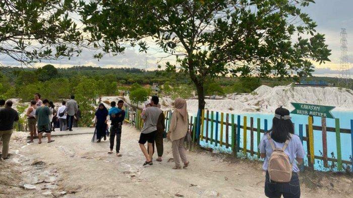 Libur Lebaran, Danau Kaolin Desa Nibung Bangka Tengah Diramaikan Pengunjung, Enak Buat Santai
