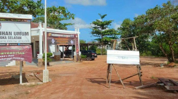 Jalan Masuk Kantor KPU Basel Diblokade, Lahan Diakui Milik Seseorang