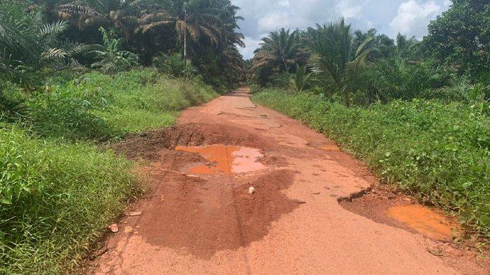 Ruas Jalan Desa Romadon Rusak Parah, Lebih dari 5 Tahun Tak Pernah Diperbaiki