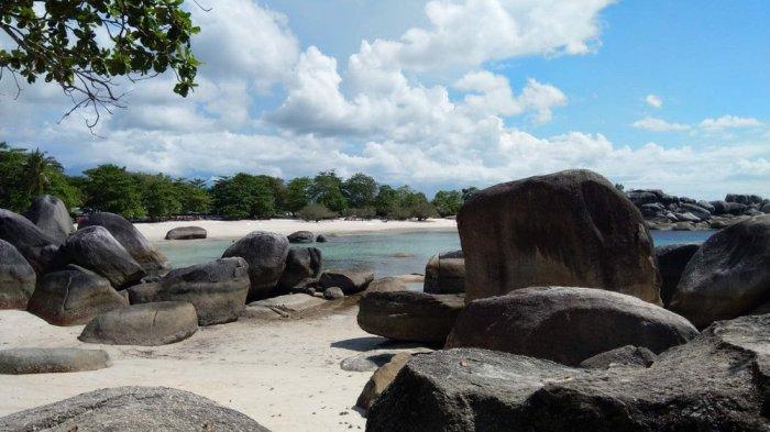 Enjoy Belitung, Feel The Sensation of Paddleboarding at Tanjung Tinggi Beach, So Exciting!