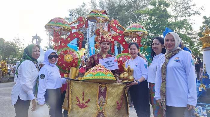 Kostum Bedulang khas Belitung Juara Unique Fashion Carnaval di Pesona Belitung Beach Festival 2023