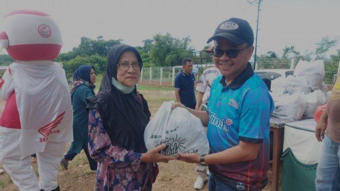 Program Jumat Bersih di Beltim, PT Timah Tbk Berbagi Paket Sembako