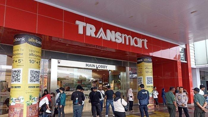 Bruk! Plafon Transmart Pangkalpinang Ambruk, Pengunjung Berhamburan Keluar
