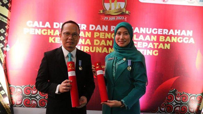 Bupati dan Ketua TP-PKK Bangka Tengah Terima Penghargaan MKK dari BKKBN RI