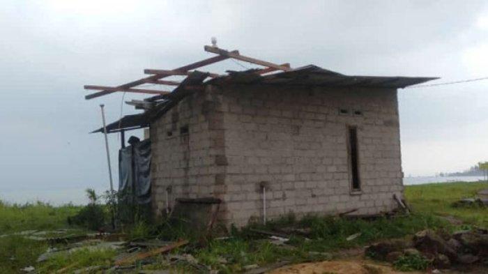 BREAKING NEWS: Angin Kencang di Batu Belubang, Atap Rumah Warga Rusak Parah