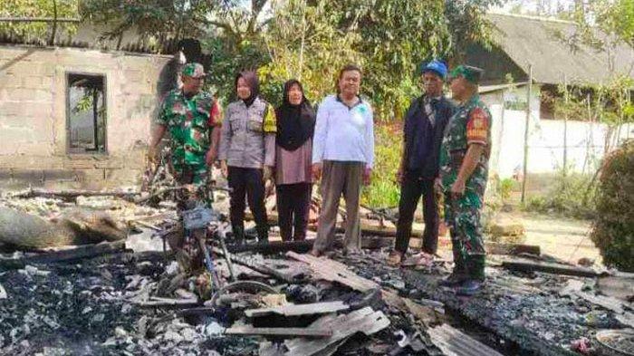 Rumah Khomsiah Terbakar, Personel Polsek Pemali Datangi Lokasi Kebakaran