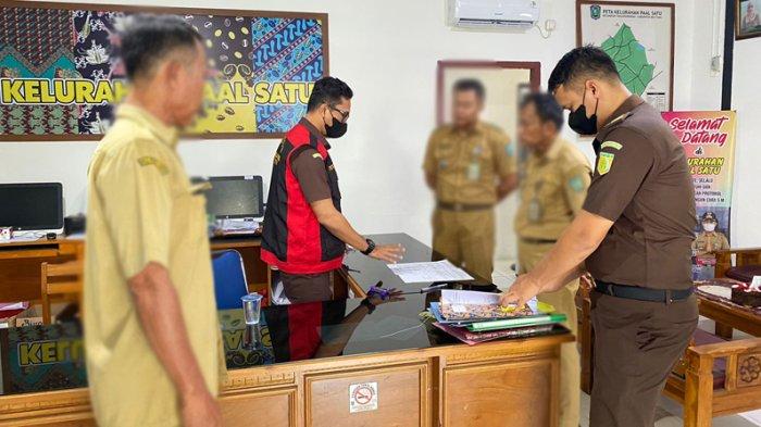 Penyidik Pidsus Kejari Belitung Geledah Kantor Lurah Paal Satu, Dugaan Penguasan Lahan Lapangan Bola
