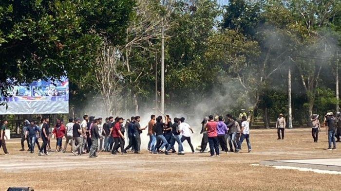 Polres Bangka Tengah Gelar Simulasi Sispamkota, Mobil Water Cannon Bubarkan Massa