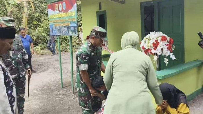 Maddin Berlutut Usai Terima Kunci RTLH dari Pangdam II/Sriwijaya Program TMMD ke-118 Tahun 2023