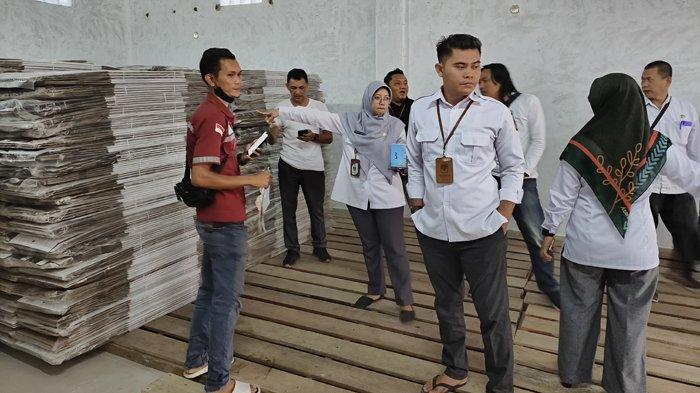 Bawaslu Belitung Ikut Awasi Kedatangan 2.745 Kotak Suara Pemilu 2024 di Gudang KPU