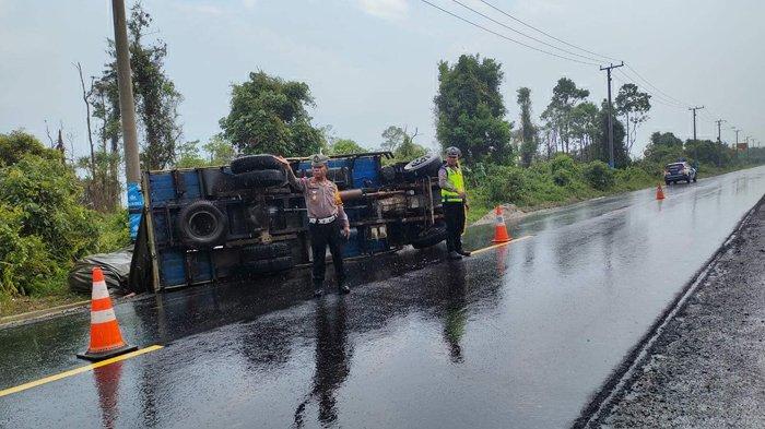 Truk Bermuatan Pakan Ayam Tergelincir di Koba, Sopir Kehilangan Kendali Akibat Jalan Licin