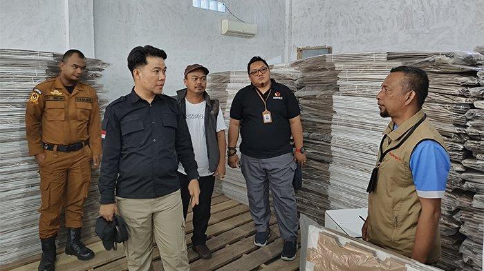 Ketua Bawaslu Babel Tinjau Gudang Penyimpanan Logistik KPU Belitung, Ini Hasilnya