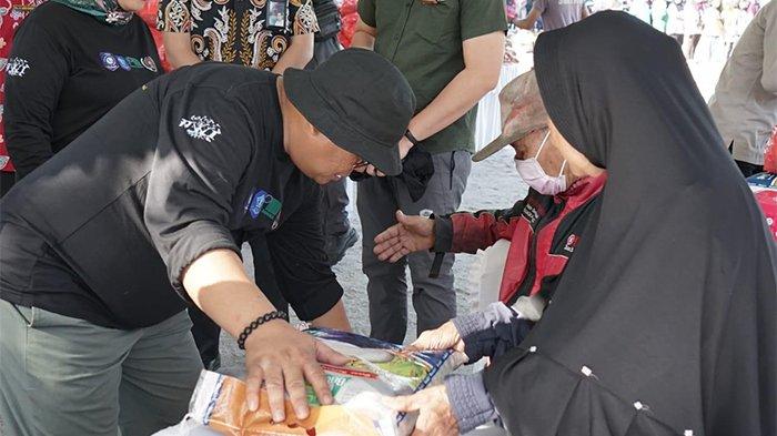 Warga Serbu 1.000 Paket Sembako Murah di Halaman Kantor Kejari Bangka