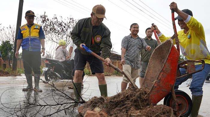 Bupati Beltim Burhanudin Tinjau Banjir di Manggar hingga Damar Belitung Timur