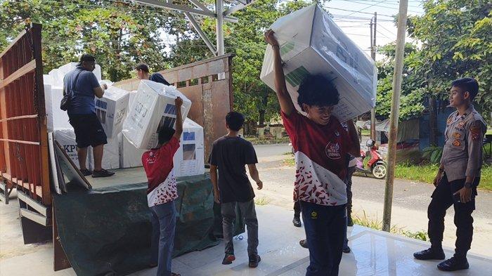 PPK Selat Nasik Rombongan Pertama yang Kembalikan Logistik ke Sekretariat KPU Belitung