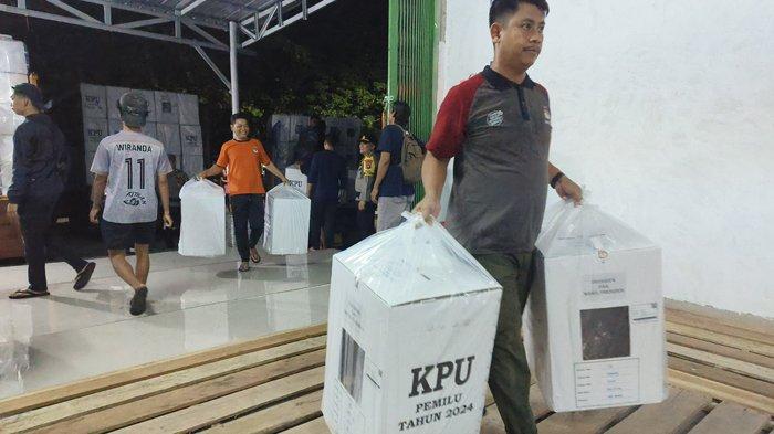 PPK Sijuk Jadi Rombongan Kedua Kembalikan Logistik Pemilu 2024 KPU Belitung