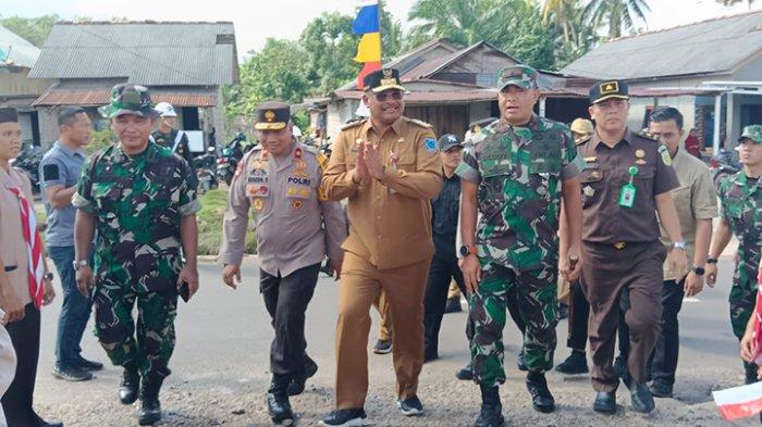 TNI AD Bangun Jalan Sepanjang 11 Km di Desa Tepus Bangka Selatan