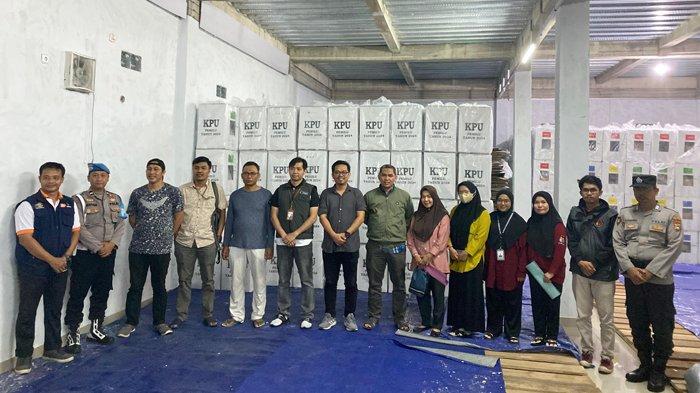 Tiga PPK Telah Kembalikan Logistik Pemilu 2024 ke KPU Belitung, PPK Badau Tiba Rabu Dini Hari