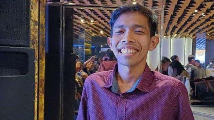 Inilah biodata Dede Sunandar komedian yang rela menjual mobilnya demi menjadi caleg di Pemilu 2024. Dede Sunandar gagal meraup suara pada keiikutsertaannya kali ini.