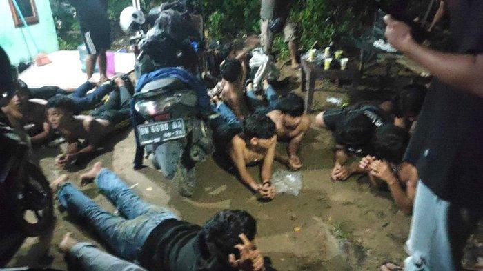 Polda Bangka Belitung Amankan Belasan Remaja Berikut Senjata Tajam di Sebuah Kontrakan di Kace Timur