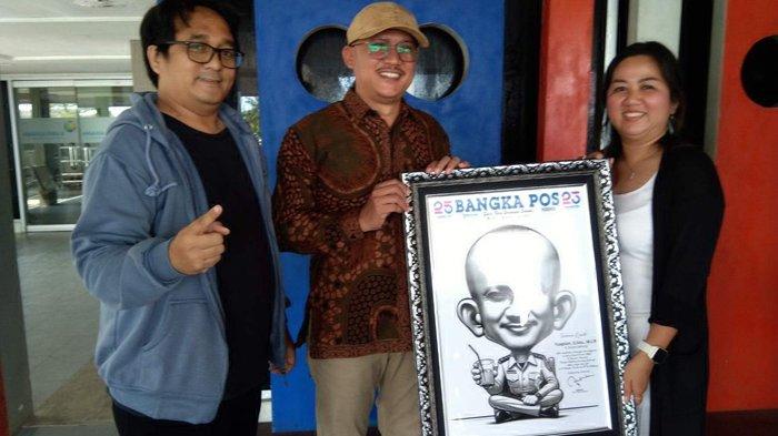Pemimpin Redaksi Bangka Pos Group Serahkan Plakat dan Karikatur buat Pj Bupati Belitung