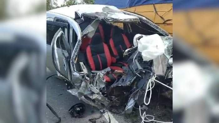 Korban Kecelakaan Truk Vs Minibus di Badau Belitung Dibawa ke RS, Dasbor Mobil Lepas