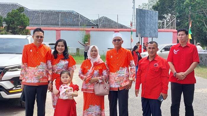 Info Pilkada Serentak 2024 Bangka Barat, Markus - Yus Derahman Kompak Seragam Merah Menyala