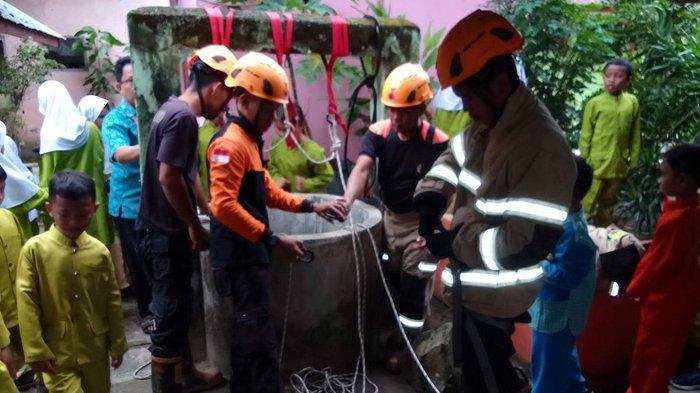 Kucing Tercebur dalam Sumur Sedalam 15 Meter di SDN 4 Belitung Timur DIselamatkan Petugas BPBD