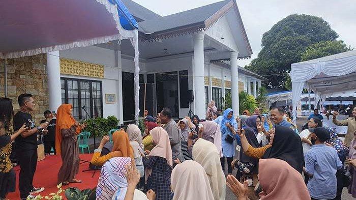 Obbie Messakh Sumbang Lagu Dalam Acara Silaturahmi Pj Bupati Belitung Bersama Petugas Kebersihan