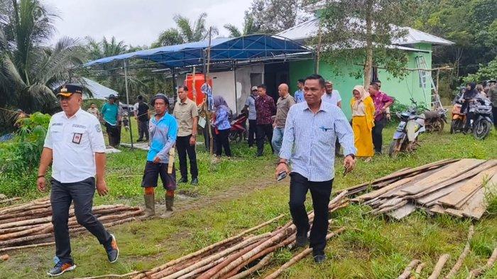 Warga Desa Bantan Gotong Royong Bangun Rumah Korban Kebakaran - Halaman