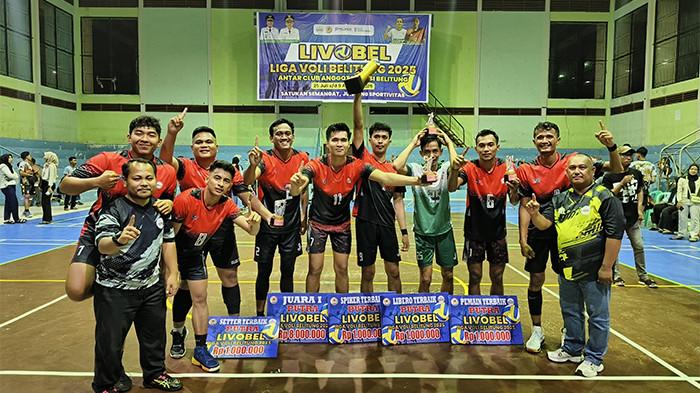FOTO BERSAMA - Para pemain dan official klub ASV Regency berfoto bersama usai memenangkan Livobel 2025 di GOR Tanjungpandan, Kabupaten Belitung, Provinsi Kepulauan Bangka Belitung, pada Sabtu (9/8/2025) malam.
