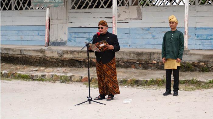 UPACARA HUT KEMERDEKAAN  - Kantor Pertanahan Kabupaten Belitung Timur bersama para siswa melaksanakan Upacara Peringatan HUT Kemerdekaan RI Ke-80 Republik Indonesia, di SD Laskar Pelangi, Belitung Timur, pada Minggu (17/8/2025).